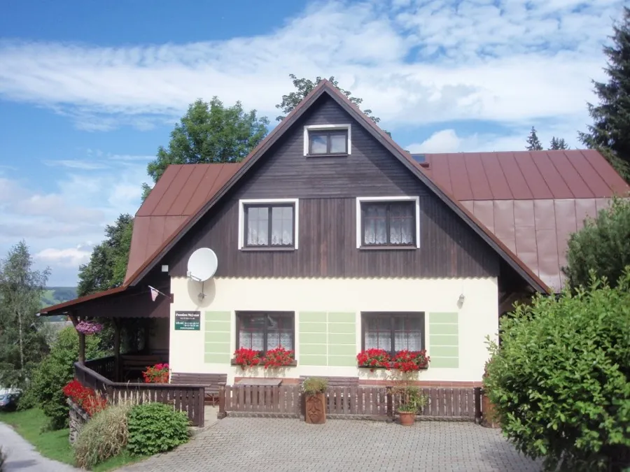 Penzion Mejsnar zvenku, letní odpoledne